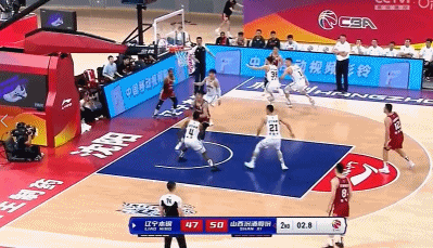 GIF-原有引力！原帅吸引3人追防 常林篮下压哨扣篮